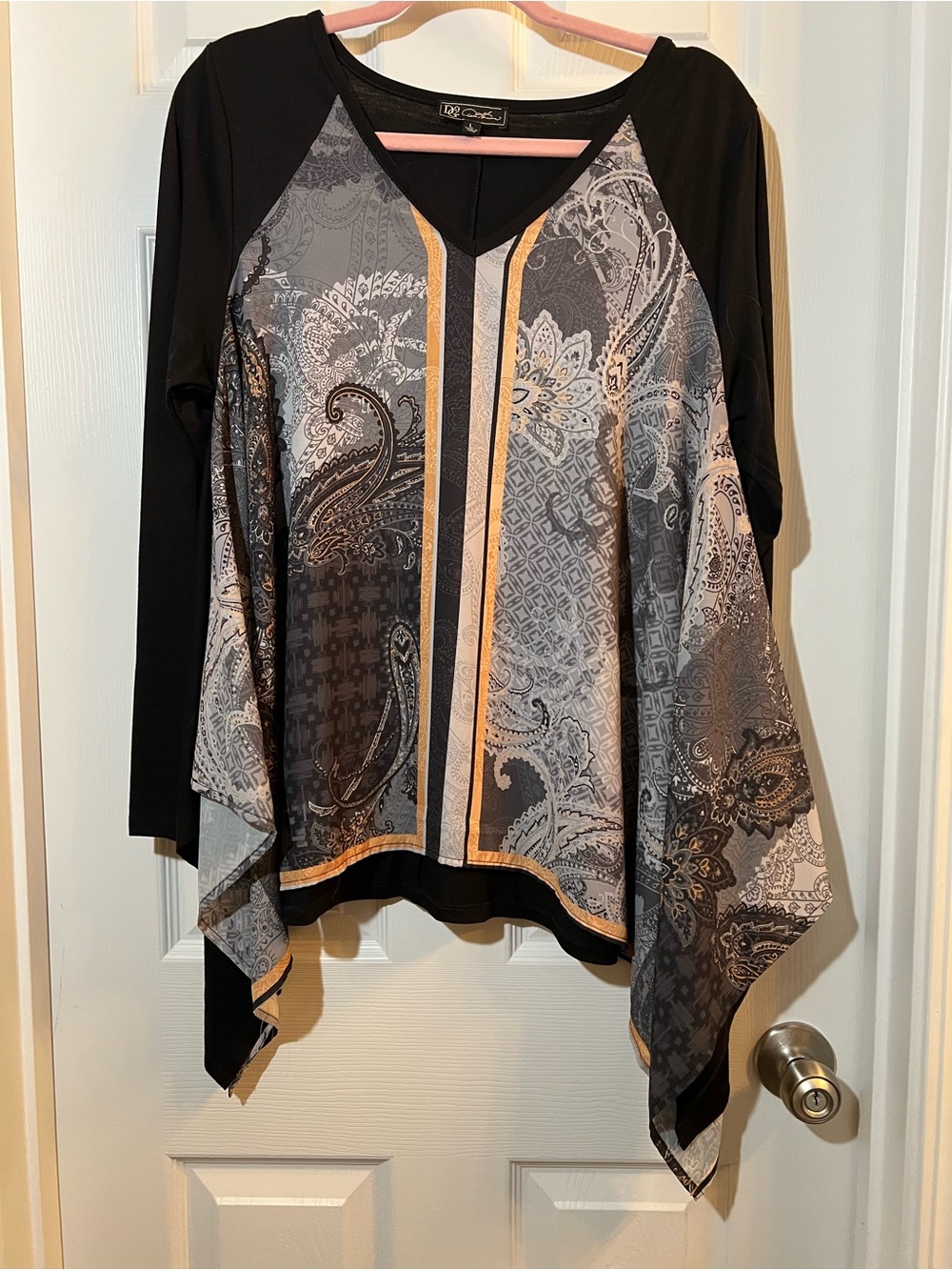 🦋 NWOT DG2 by Diane Gilman Black & Gray Paisley V-Neck Tunic with Gold Trim L